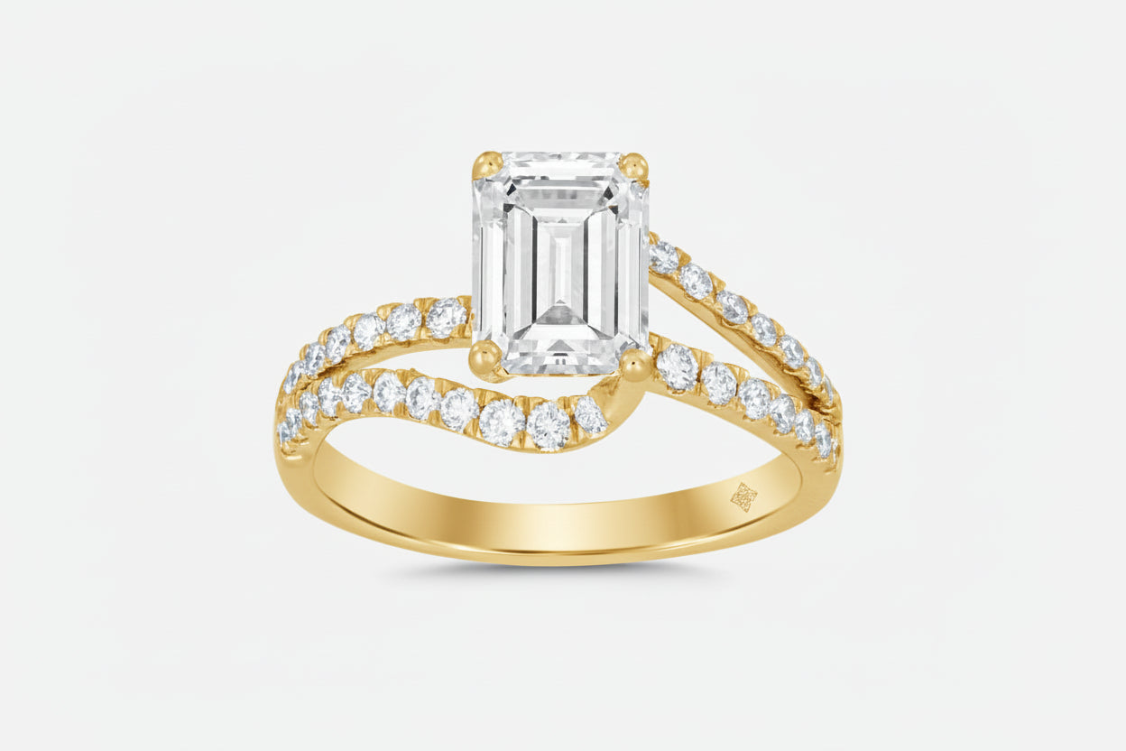 LADIES RING 2CT ROUND/EMERALD DIAMOND 14K YELLOW GOLD (CENTER STONE EMERALD DIAMOND 1 1/2CT )